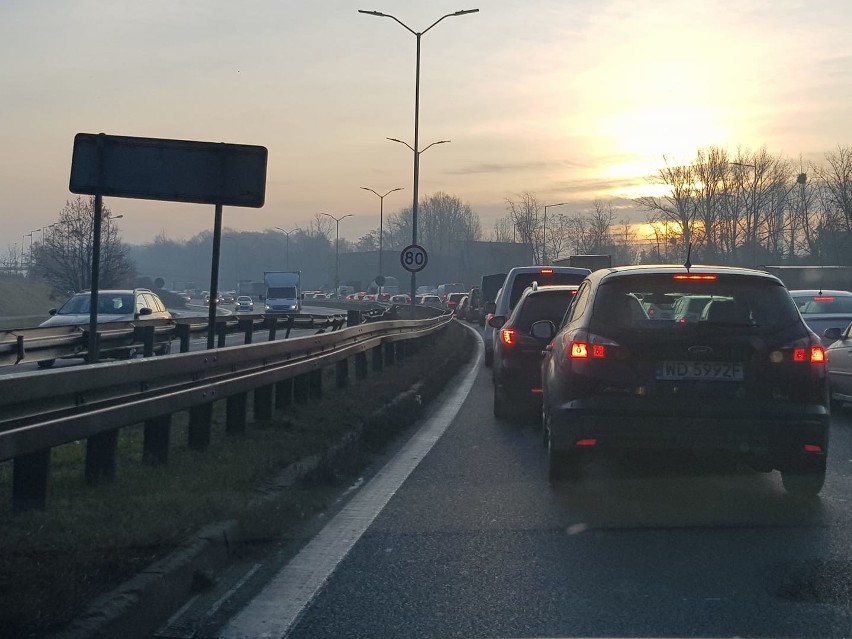 Wypadek na DTŚ w Katowicach. Osobówka zderzyła się z dostawczakiem. AKTUALIZACJA Chorzowska już odblokowana