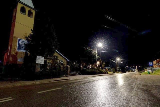 Oświetlone skrzyżowanie dróg w Rzepinie, w gminie Pawłów, przy kościele