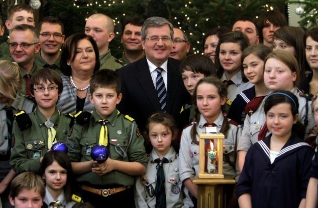 W środę harcerze z Grójca spotkali się z prezydentem Polski Bronisławem Komorowskim, który również dostał światełko betlejemskie.