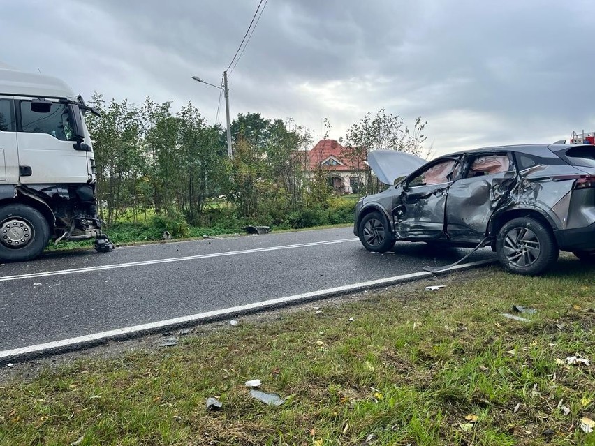Wypadek w miejscowości Beszowa. Na drodze krajowej numer 79 zderzyły się osobówka z ciężarówką. Jedna osoba ranna, droga zablokowana