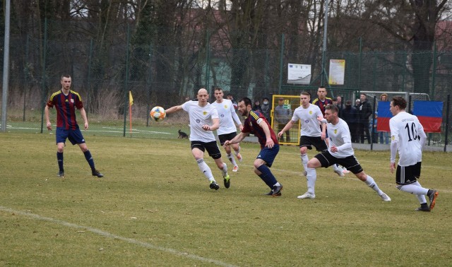 Po 25. serii gier w BS Leśnica 4 Lidze Opolskiej nie ma w niej już drużyn niepokonanych. Swojego pogromcę znalazł dotąd niezawodny Ruch Zdzieszowice. Do jego porażki mocno przyczynił się zawodnik, który tak imponuje formą, że już po raz trzeci w rundzie wiosennej został przez nas uznany graczem kolejki.