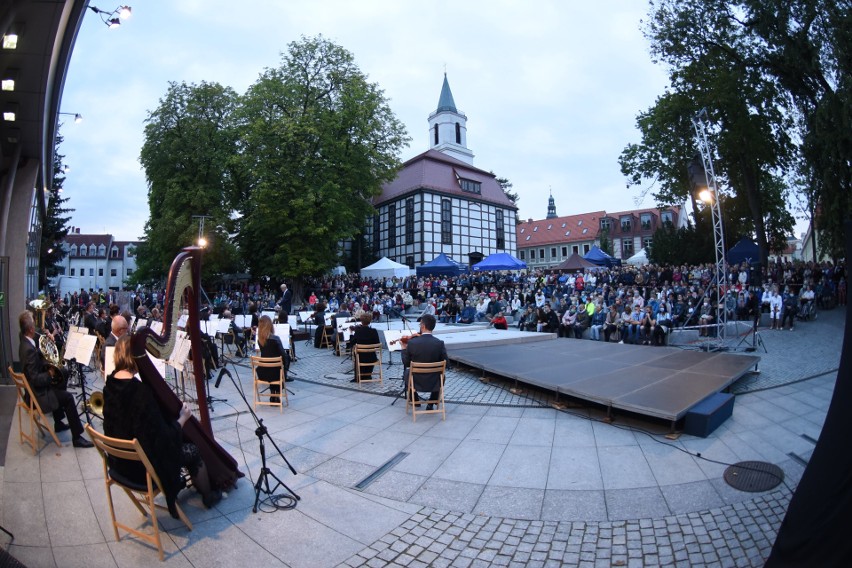 Winobranie 2020. Koncert przed Filharmonią Zielonogórską.