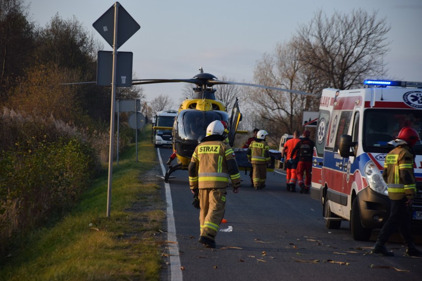 Wypadek ciągnika w Jarnołtówku. Kierowca prawdopodobnie zasłabł. Lądował śmigłowiec ratowniczy 