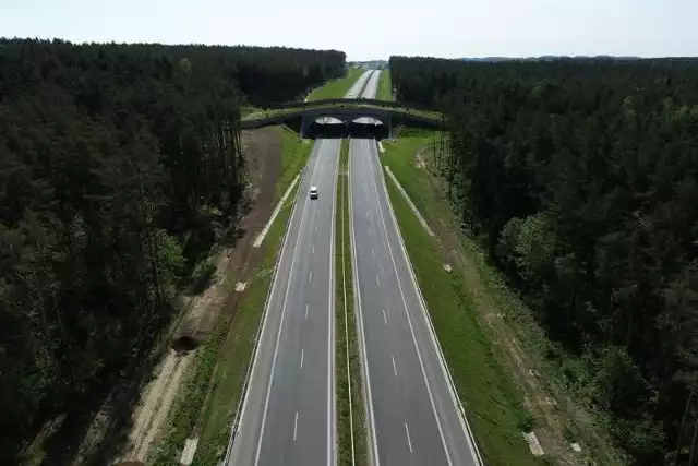 Budowa drogi S6 przynosi liczne korzyści dla mieszkańców i przedsiębiorców w tych regionach. Przede wszystkim, nowoczesna infrastruktura drogowa umożliwia szybsze i bardziej efektywne przemieszczanie się między miastami i regionami, co sprzyja rozwojowi gospodarczemu.