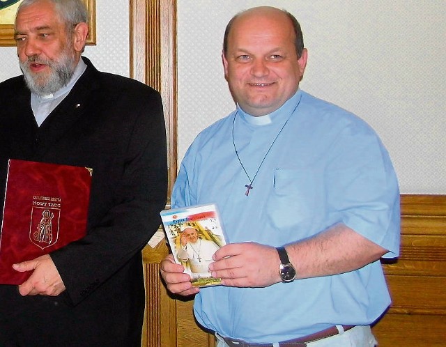 Ojciec Jacek Twaróg (z prawej) jest autorem pierwszego pełnometrażowego filmu o życiu papieża Franciszka. Nakręcił go za jego zgodą