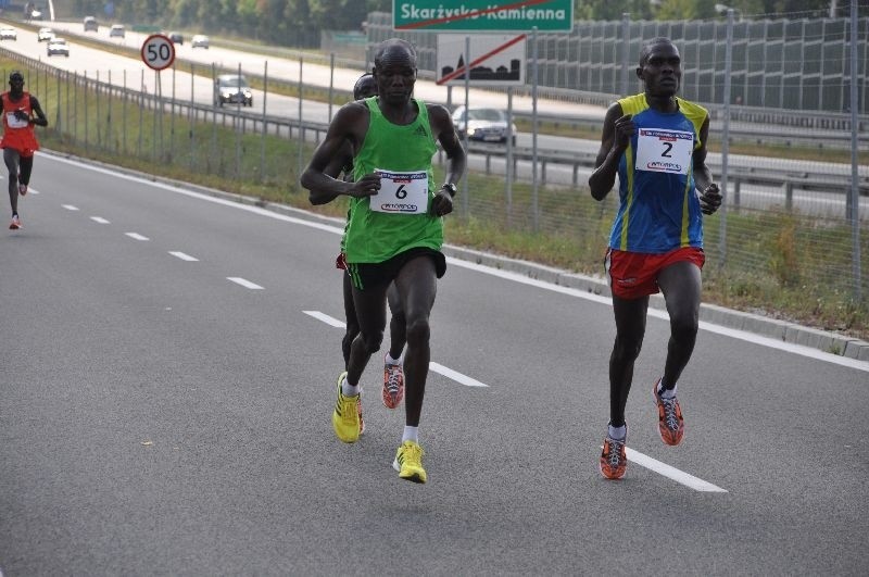 Trzynasty półmaraton w Skarżysku zdominowali Kenijczycy,...