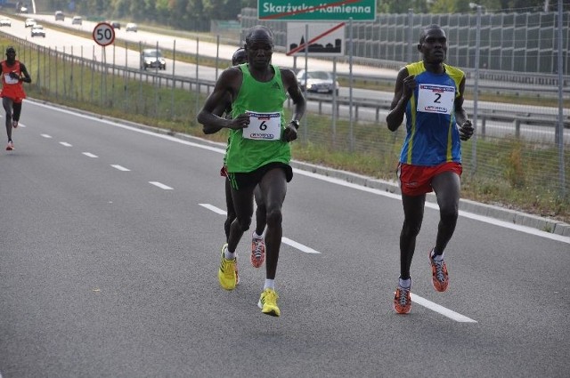 Trzynasty półmaraton w Skarżysku zdominowali Kenijczycy, wygrał David Metto (z prawej) przed Henrym Kemboi (nr 6).