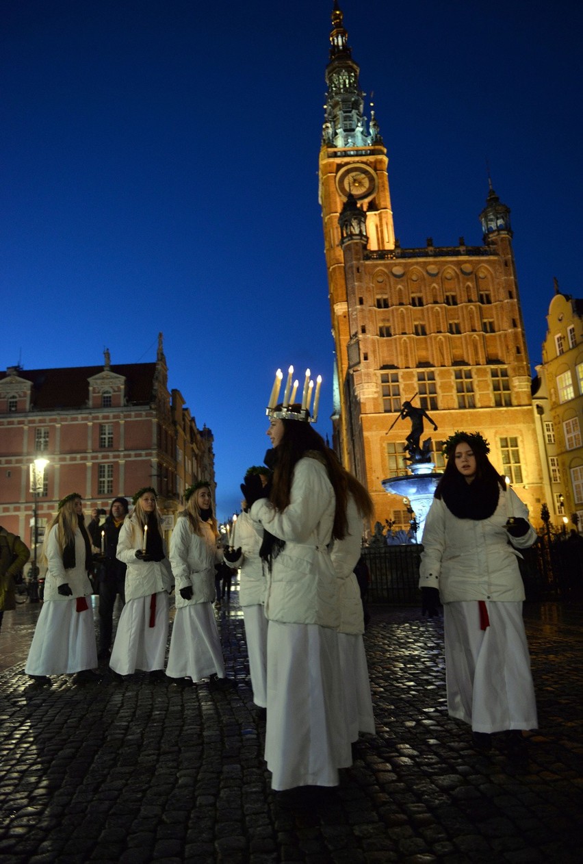 Orszak św. Łucji dotarł ze Szwecji do Gdańska [ZDJĘCIA]