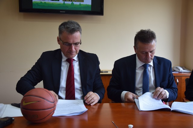 Prezydent Janusz Kubicki i Janusz Popiel z firmy Exalo podpisują umowę na budowę hali.
