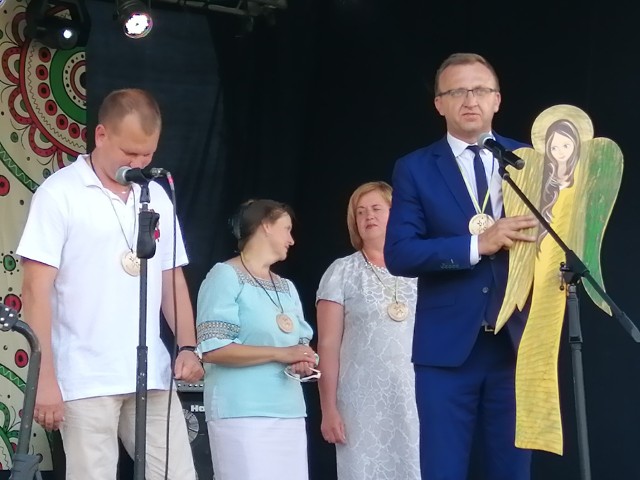 Na festiwalu  starosta Marcin Piwnik z prawej  przekazał na ręce starosty  rejonu ostrogskiego Bogdana Turowicza symbolicznego anioła.