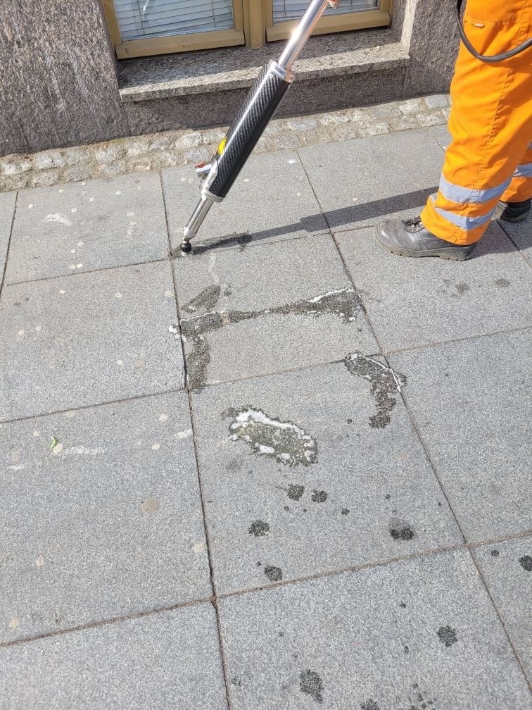 Na chodniki bydgoskiej starówki wyruszył pogromca gum do żucia [zdjęcia]