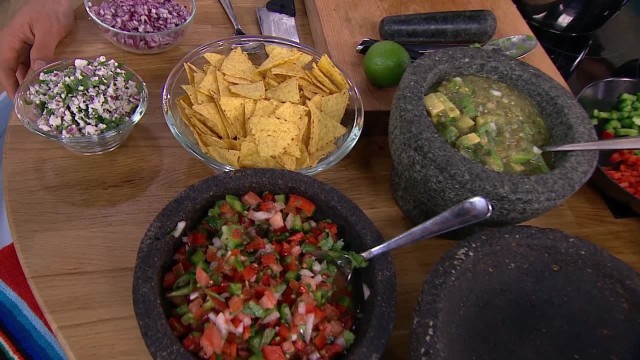 Poznaj przepisy na salsy: mexicana, ranchera, verde oraz smażoną fasolę, czerwoną cebulę marynowaną, guacamole, taco z kurczakiem...