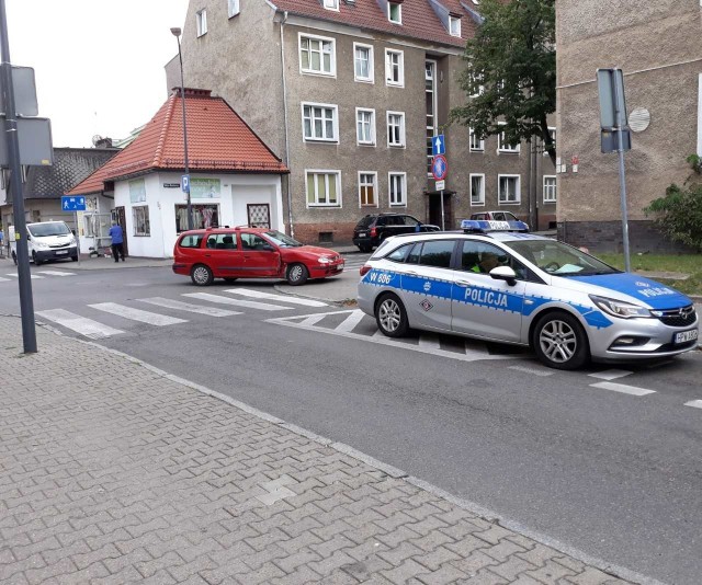 17 sierpnia. Skrzyżowanie drogi z osiedla Tysiąlecia i ulic Mickiewicza i Słowackiego w Stargardzie.