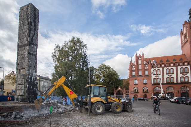 Trwa remont pomnika Żołnierza Polskiego przed słupskim ratuszem. Plan renowacji zakłada powrót do pierwotnej wysokości platformy na której stoi monument, likwidację znicza dodanego wtórnie i demontaż okładziny słupa. Również jego skrócenie o jedną trzecią.