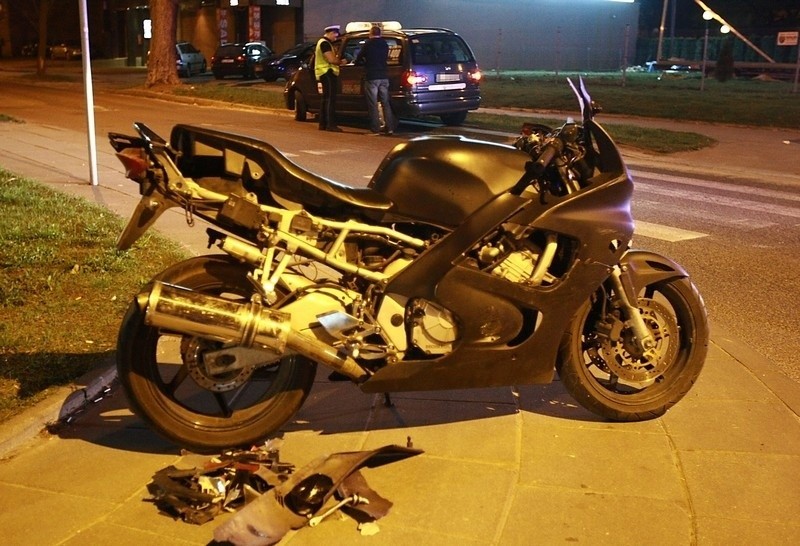 Wypadek motocyklisty na Drewnowskiej. Taksówkarz nie ustąpił pierwszeństwa! [zdjęcia]