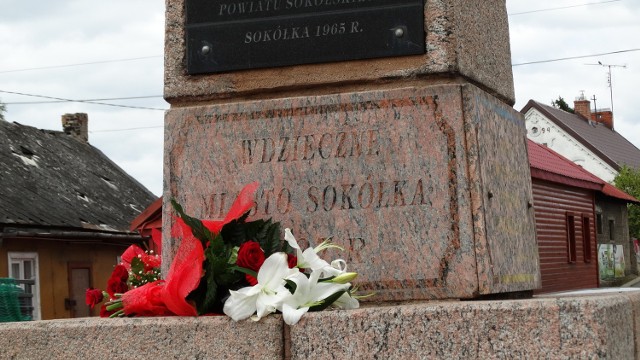 Dzisiaj mija 77. rocznica wybuchu II wojny światowej. O jej ofiarach pamiętali mieszkańcy Sokółki. O godzinie 12 delegacje lokalnych władz, służb mundurowych oraz uczniów i nauczycieli sokólskich szkół złożyły kwiaty przed Pomnikiem Wolności. Zebrani uczcili także pamięć poległych minutą ciszy.