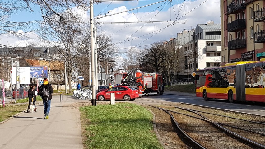 Zderzenie auta i tramwaju na ul. Krzyckiej. Wprowadzono objazdy