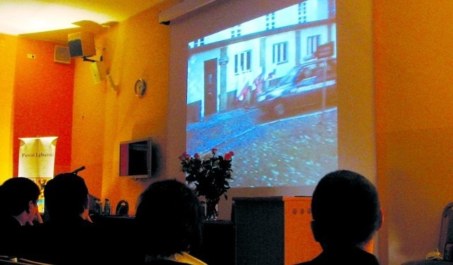 Zaproszeni goście oglądają film podsumowujący 10-lecie powiatu.