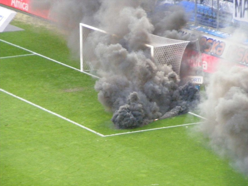 Lech - Legia - pod koniec meczu musiała interweniować...