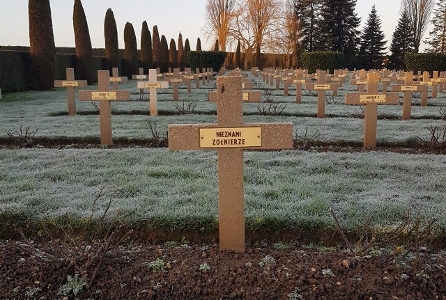 Polski Cmentarz Wojenny w Langannerie we Francji. Jest na nim wiele mogił bez nazwisk pochowanych żołnierzy.