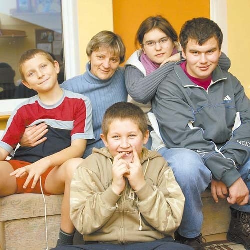 Opiekunka Ewa Sitnik (w środku) z wychowankami Domu dla Dzieci w Ustce czekają na osoby, które chciałyby się z nimi zaprzyjaźnić.
