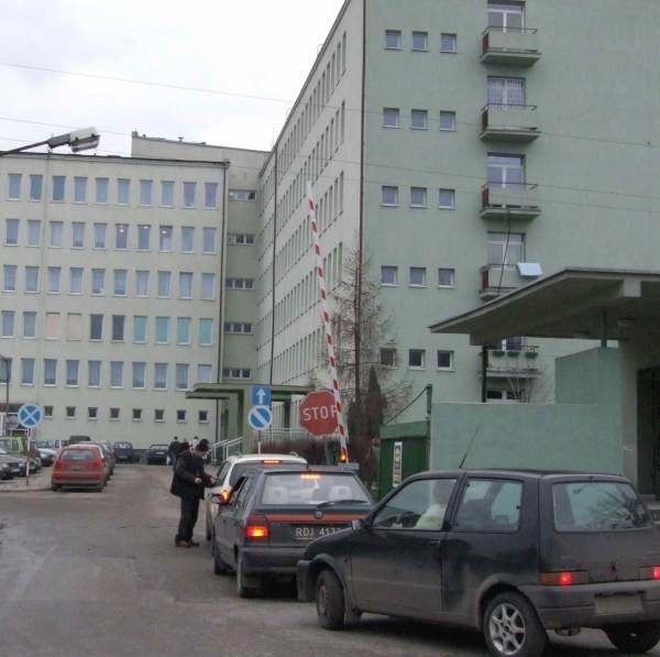 Starostwo Powiatowe zastanawia się nad połączeniem szpitala w Grójcu (z lewej) z lecznicą w Nowym Mieście nad Pilicą.