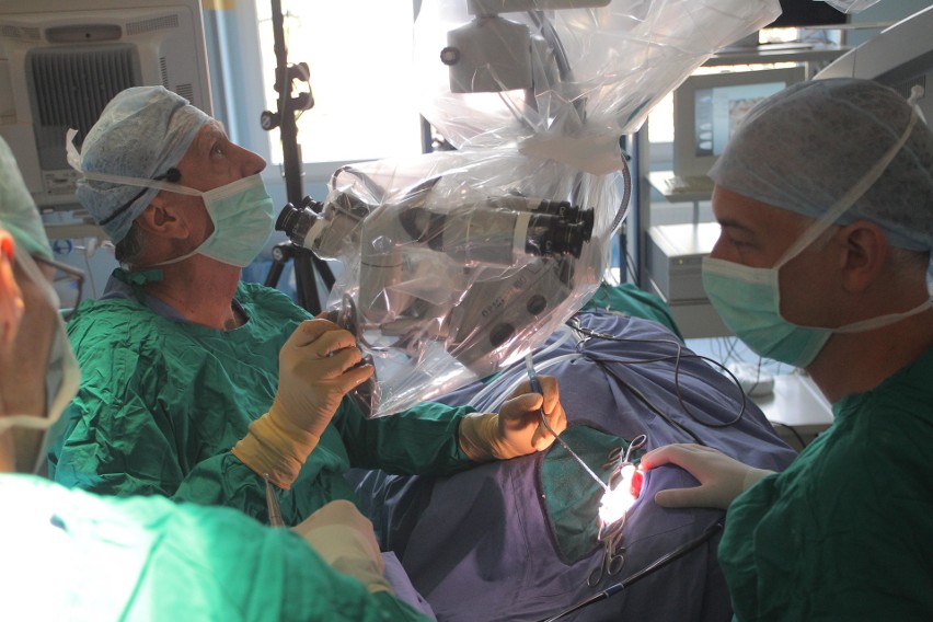 Poznań: Lekarze z całego świata obserwowali, jak operują poznańscy chirurdzy laryngologiczni 