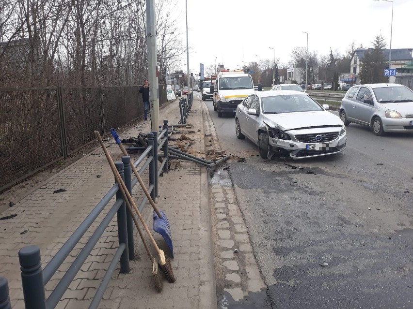 Wypadek na Karkonoskiej. Auto staranowało bariery. Jedna osoba ranna