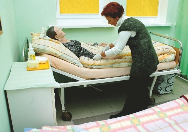 Pielęgniarka Wioletta Jaroszewicz demonstruje zasady postępowania z pacjentem w jednej z sal ćwiczeń Katedry Pielęgniarstwa BWSH.