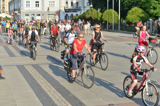 W piątek wieczorem radomskimi ulicami przejechała Budżetowa Masa Krytyczna. W kolumnie przejechało ponad stu cyklistów.