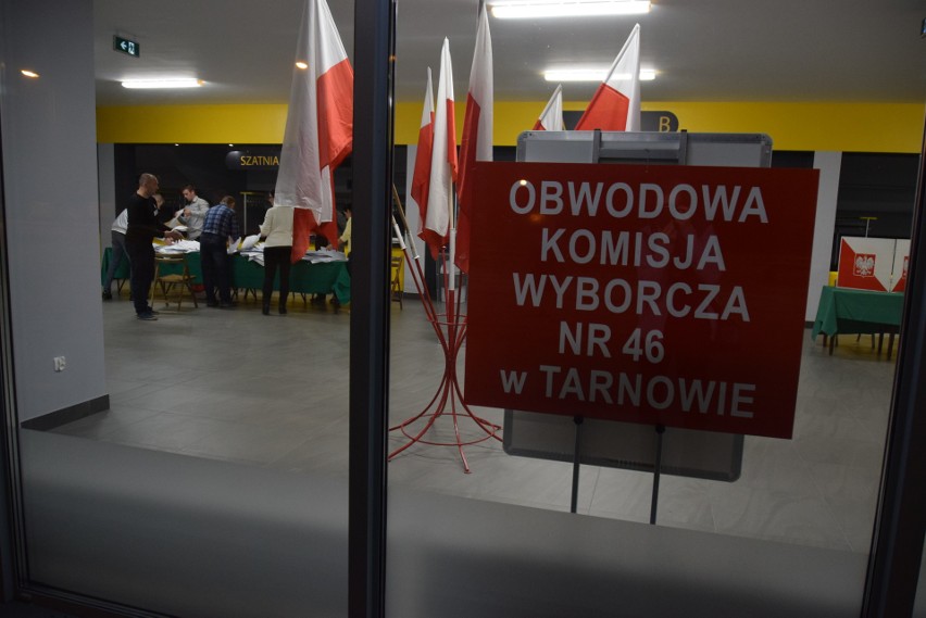 Wybory samorządowe 2018. W Tarnowie liczą głosy, oddane na prezydenta i radnych [ZDJĘCIA]