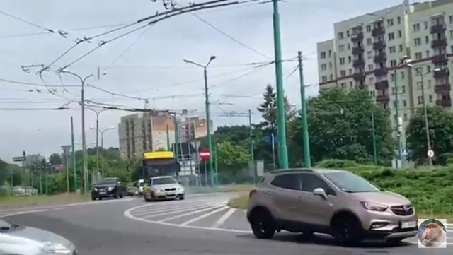 Niebezpieczny drift kierowcy na rondzie w Tychach.Zobacz kolejne zdjęcia. Przesuwaj zdjęcia w prawo - naciśnij strzałkę lub przycisk NASTĘPNE