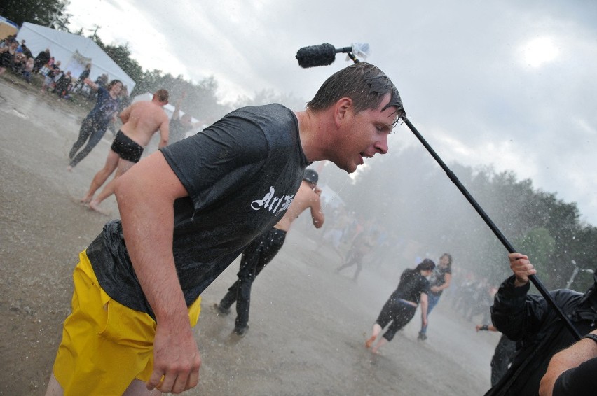 Filip Chajzer wskoczył do błota na Przystanku Woodstock...