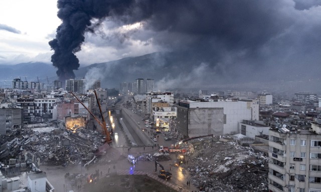 Trzęsienie ziemi w Turcji przyniosło mnóstwo ofiar, ale w historii doszło do wielu tragiczniejszych w skutkach kataklizmów.