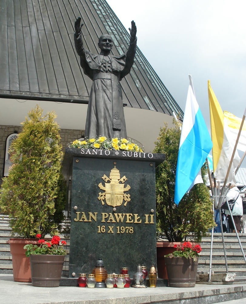 Pomnik Jana Pawla II w Sanktuarium Matki Bozej Fatimskiej na...