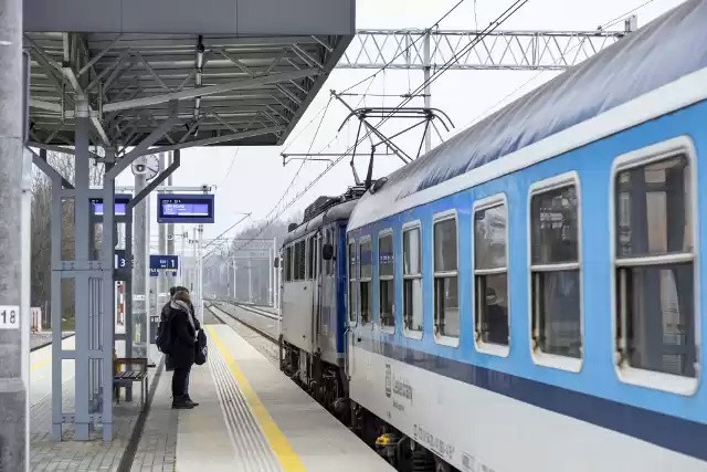 Powodem wielogodzinnych pociągów są uszkodzenia sieci trakcyjnej i urządzeń sterowania ruchem w stolicy