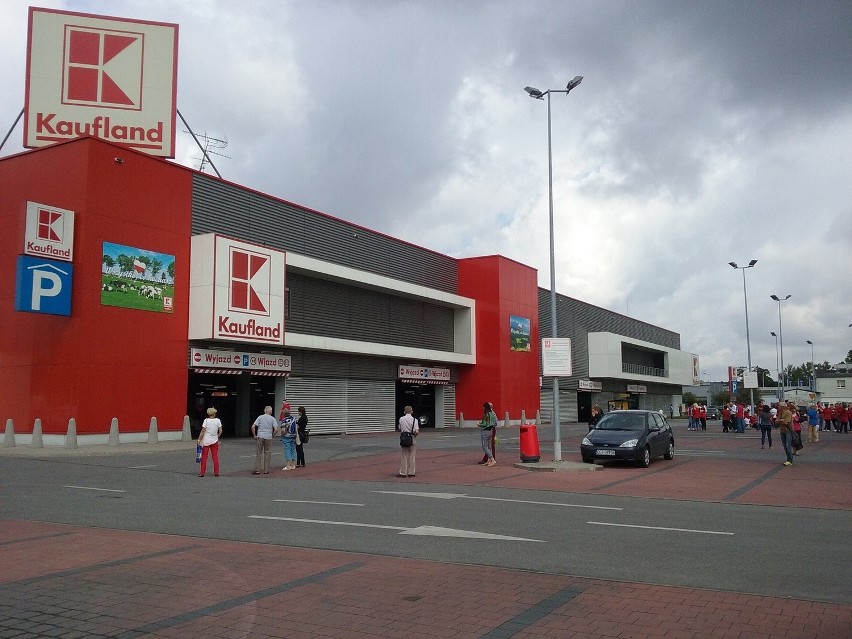 Wrocław: Ewakuacja w supermarkecie Kaufland przy Bardzkiej (ZDJĘCIA)