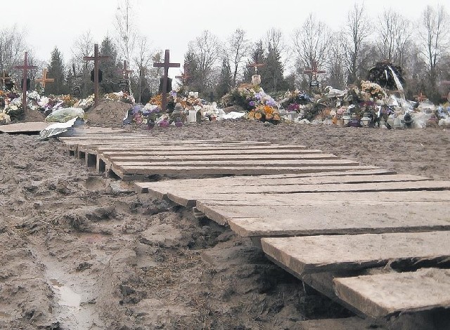 Takie warunki na gorzowskim cmentarzu są już od ponad tygodnia. Pod groby można podejść dzięki kładce, ale dalej i tak człowiek ugrzęźnie w błocie.