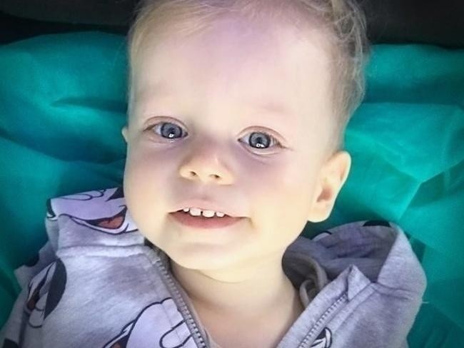 Poważnie chory 2-letni Bruno Słowiński z Końskich rozpoczął leczenie. Rodzice dziękują i nie mogą powstrzymać łez (WIDEO)