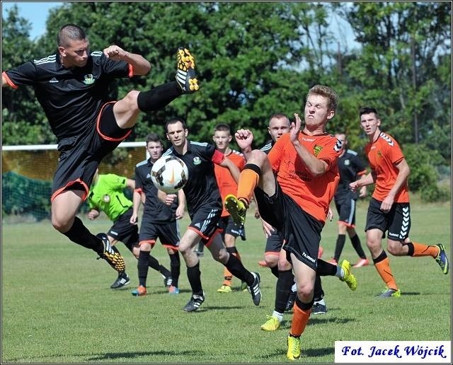 W zespole czwartoligowej Arkadii Malechowo (pomarańczowe koszulki) doszło do zmiany na stanowisku szkoleniowca