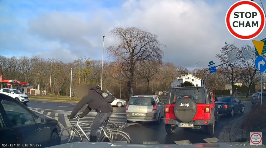 Zajechał drogę rowerzyście i spowodował kolizję. Potem miał... pretensje [FILM]