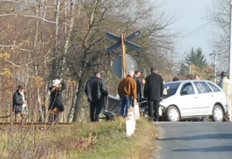 Skoda fabia zderzyła się z pociągiem relacji Ostrołęka-Tłuszcz. Centymetry od tragedii (zdjęcia) 