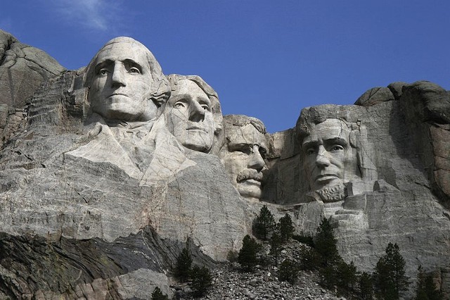 Czterech prezydentów (od lewej do prawej): George Washington, Thomas Jefferson, Theodore Roosevelt i Abraham Lincoln [1]