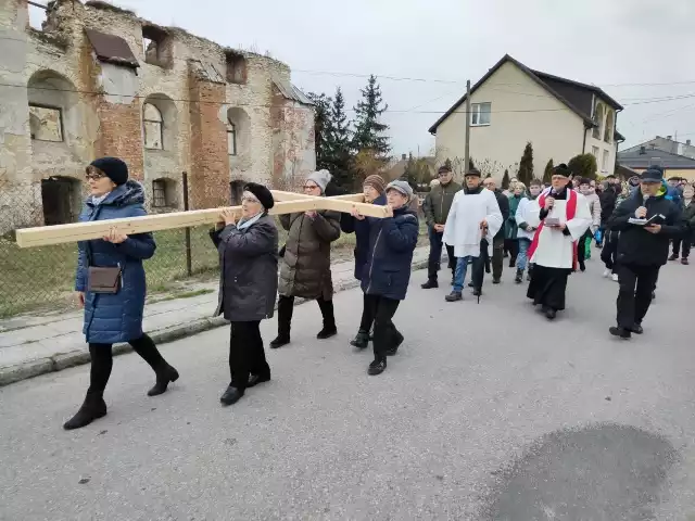 Droga Krzyżowa ulicami Wodzisławia. Wierni modlili się o pokój na świecie, w rodzinach i społecznościach.