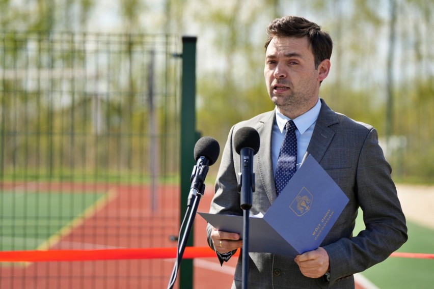 Nowe boisko sportowe zostało oddane do użytku w Gniewoszowie. Było uroczyste otwarcie i pierwszy mecz. Zobaczcie zdjęcia