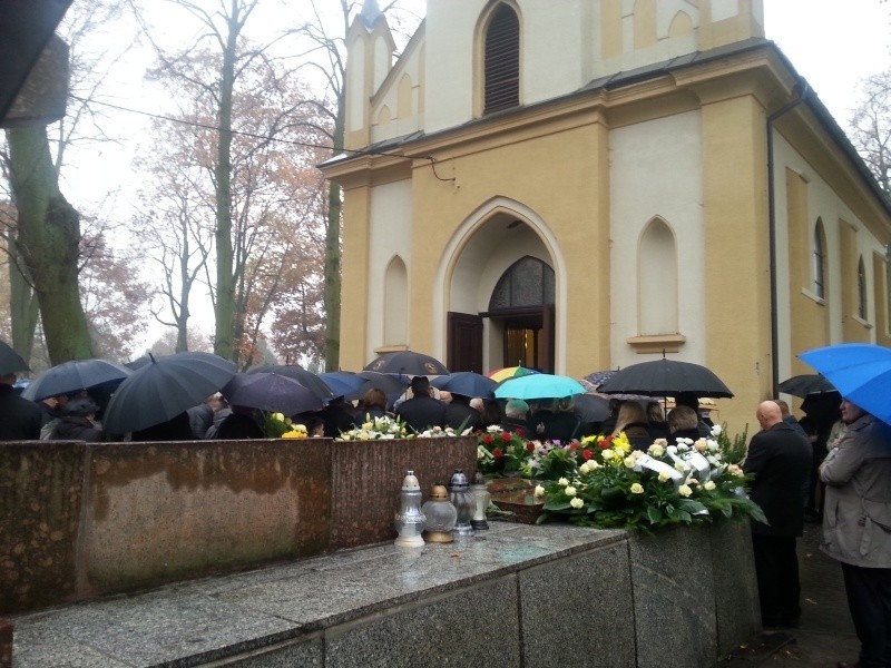 Pogrzeb Moniki Zbrojewskiej. Tłumy na cmentarzu [zdjęcia]