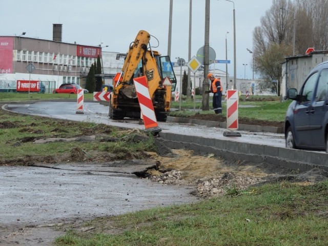 Trwa remont drogi przy ulicy Metalowców w Inowrocławiu. Z naszą redakcja skontaktował się przedstawiciel firmy zlokalizowanej przy drodze wewnętrznej biegnącej równolegle do tej ulicy. Ze zdziwieniem zauważył, iż w trakcie prac jeden z trzech zjazdów prowadzących do drogi wewnętrznej został zlikwidowany. Położono już tu wysoki krawężnik.