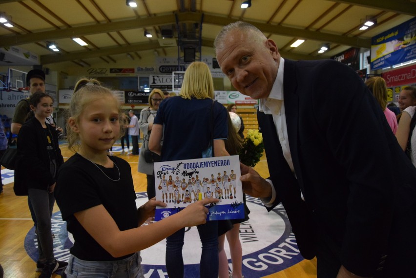 Każdy mógł podnieść puchar i zawiesić medal na szyi - koszykarki AZS AJP Gorzów spotkały się z kibicami