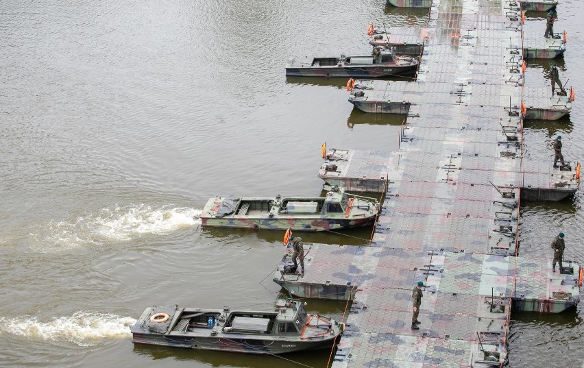 Budowa mostu pontonowego na Wiśle w 2019 roku