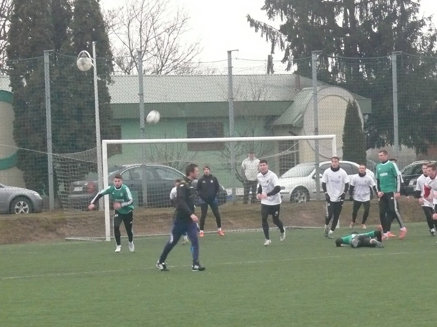  Piłkarze KSZO 1929 Ostrowiec przegrali z Radomiakiem 0:1 (zdjęcia)